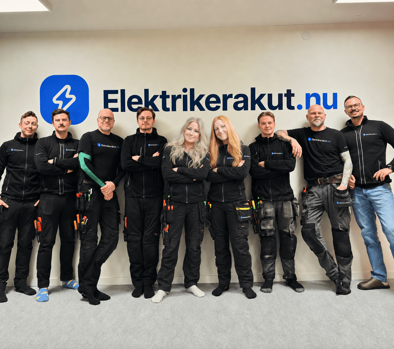Teamet bakom Elektrikerakut.nu samlat framför företagets skylt